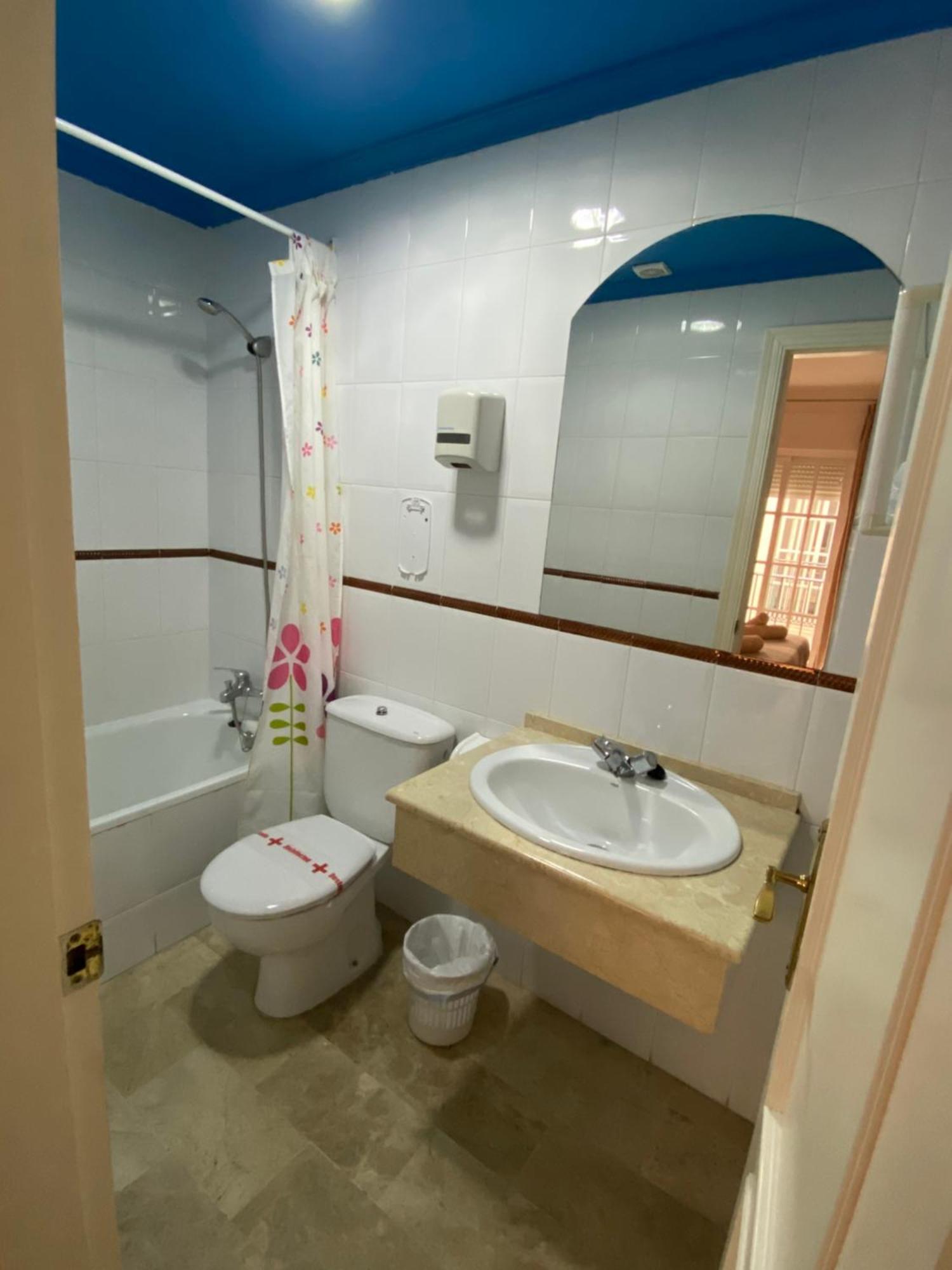 Hostal Montys Nerja Luaran gambar